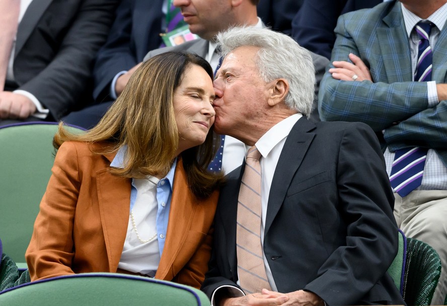 Dustin Hoffman e a esposa, Lisa Hoffman, durante partida em Wimbledon