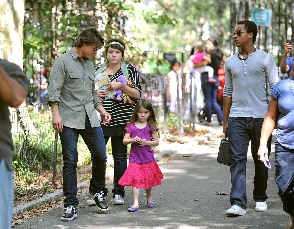 Tom Cruise, Suri Cruise, Connor e Isabella em 2010 no Central Park, em Nova York — Foto: Getty Images