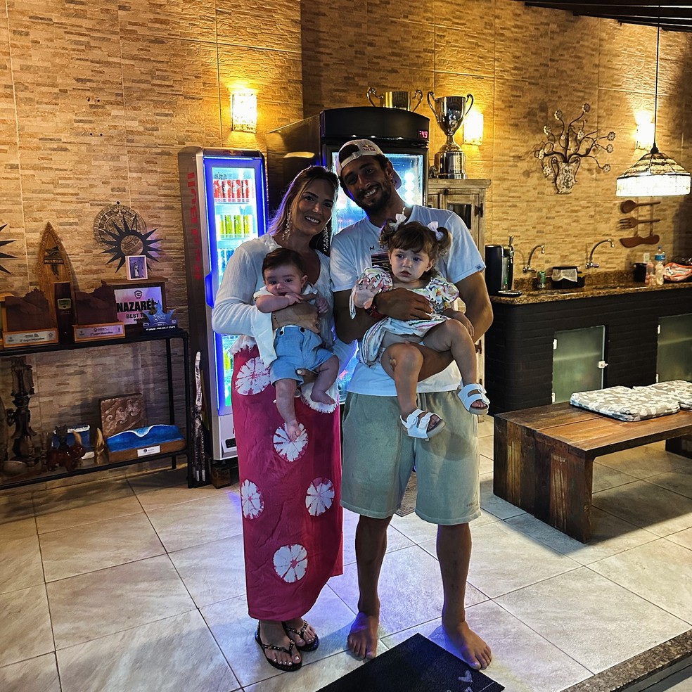 Lucas Chumbo e Monise Alves com os filhos, Maitê e Zion — Foto: Reprodução/Instagram