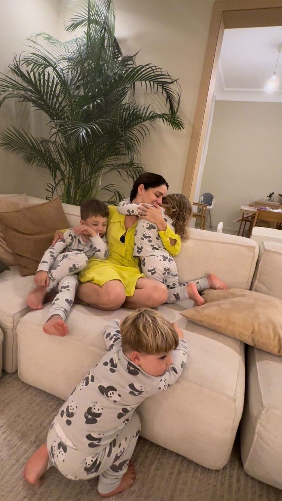 Sabrina Petraglia e os filhos: Gael, Maya e Léo — Foto: Reprodução/Instagram