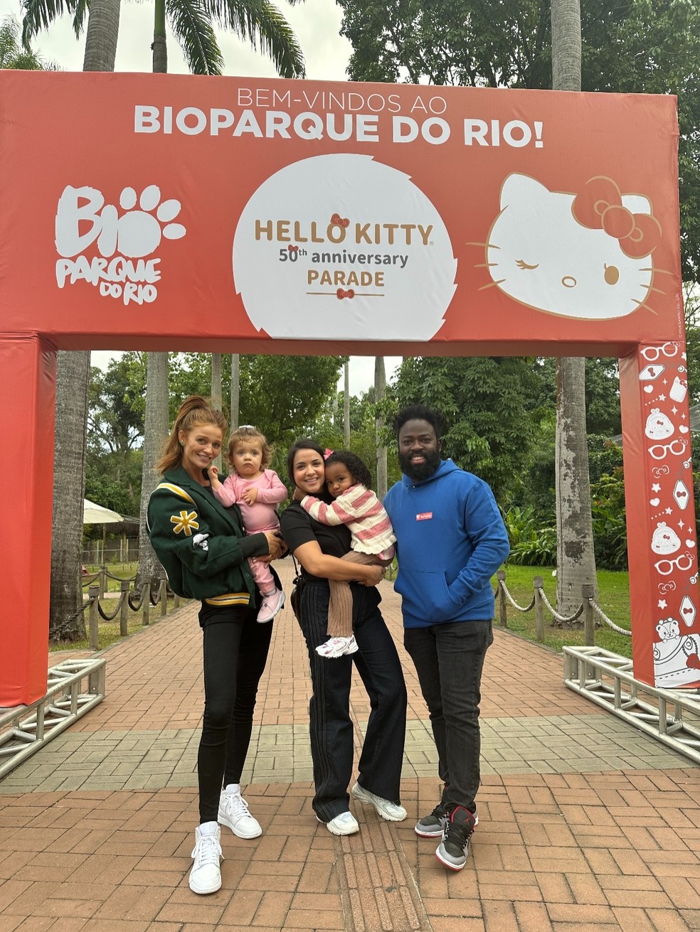 Cintia Dicker com a filha, e Douglas Silva com a esposa e a filha — Foto: Divulgação