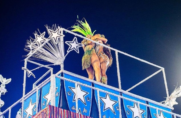 Sheila Mello e Scheila Carvalho se abraçam no alto de carro alegórico no Carnaval de Santos