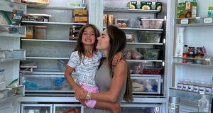 Ex-BBB Adriana Sant'Anna mostra geladeira e conta que filhos fazem jejum de 12 horas