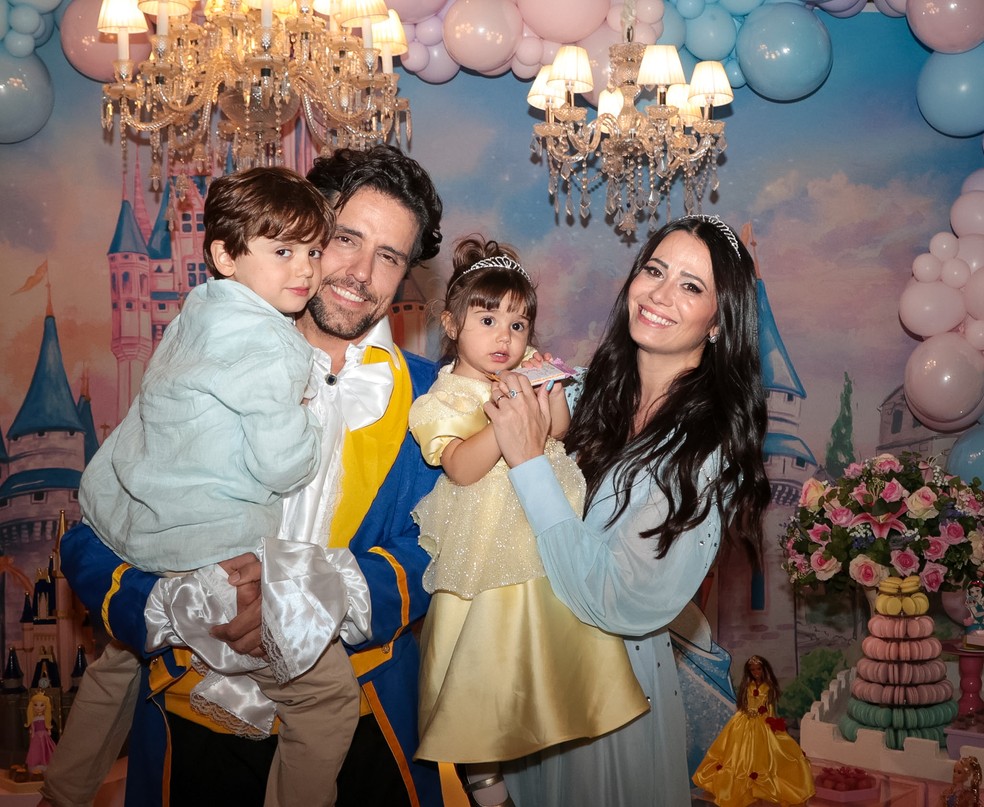 Thiago Arancam e Aline Frare celebram os 2 anos da filha, Angelina — Foto: Tomzé Fonseca/AgNews