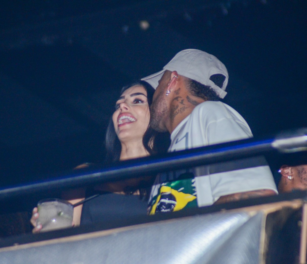 Neymar e Bruna Biancardi trocam beijos — Foto: Araujo / Agnews