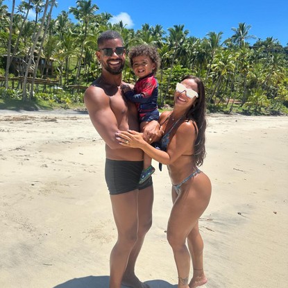 Viviane Araújo curtiu dia de praia com a família