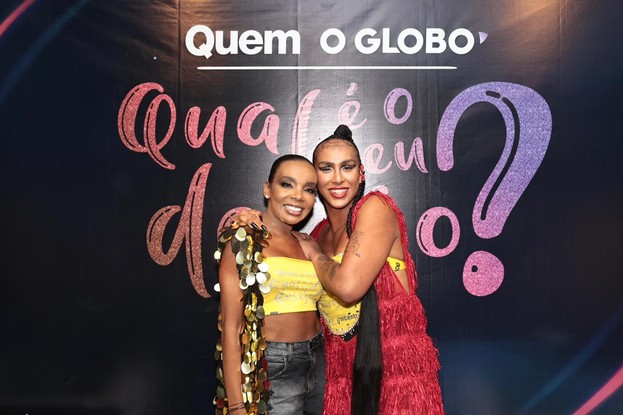 As ex-BBBs Thelma de Assis e Linn da Quebrada curtem a música no Camarote Quem O Globo