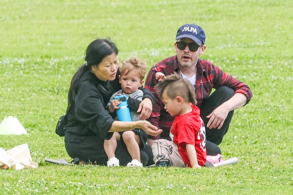 Macaulay Culkin aproveita dia no parque com os filhos — Foto: The Grosby Group