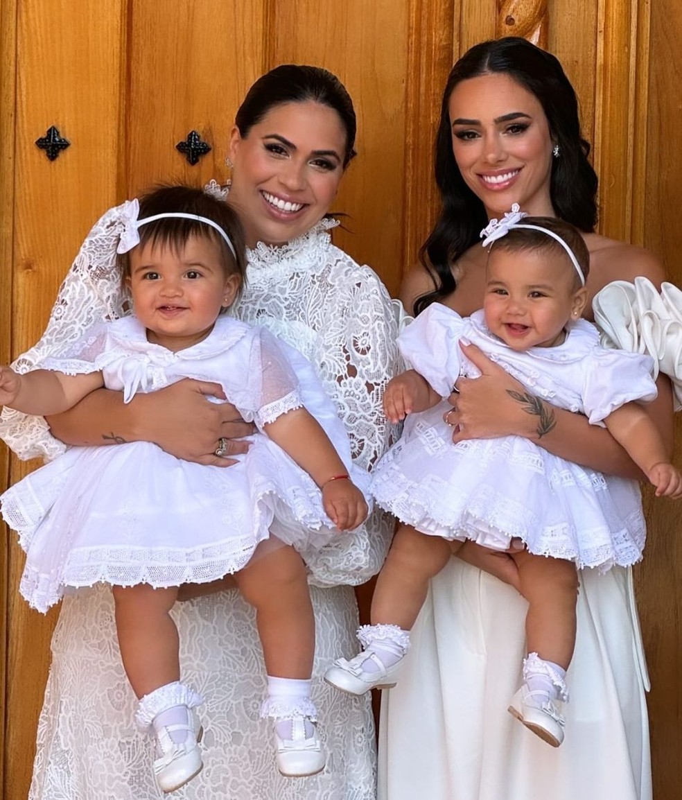 Hanna Carvalho com Marina e Bruna Biancardi com Mavie no batizado duplo das crianças — Foto: Reprodução/Instagram