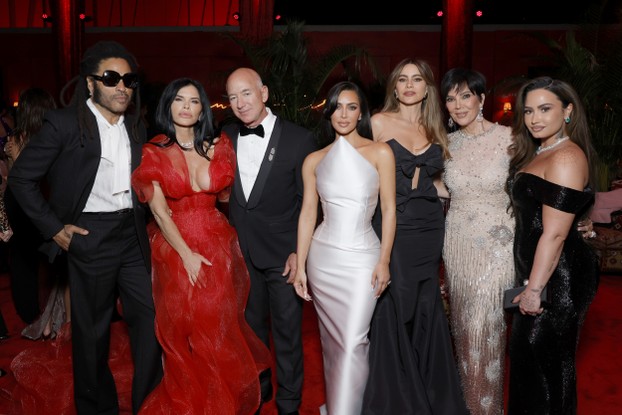 Lenny Kravitz, Lauren Sánchez, Jeff Bezos, Kim Kardashian, Sofía Vergara, Kris Jenner, e Demi Lovato