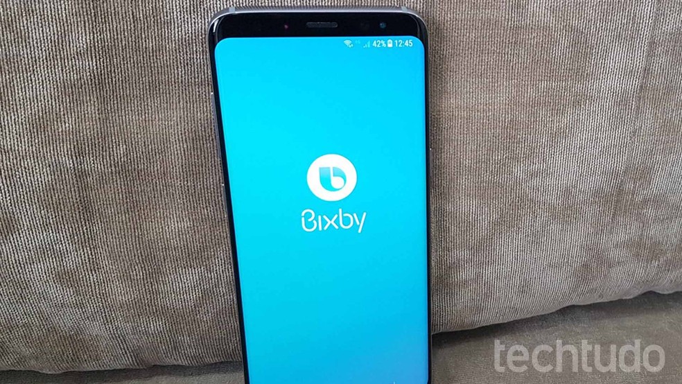 Bixby deverá ter mais destaque na interface Galaxy AI UX, provável novidade do Galaxy S9 — Foto: Paulo Alves/TechTudo