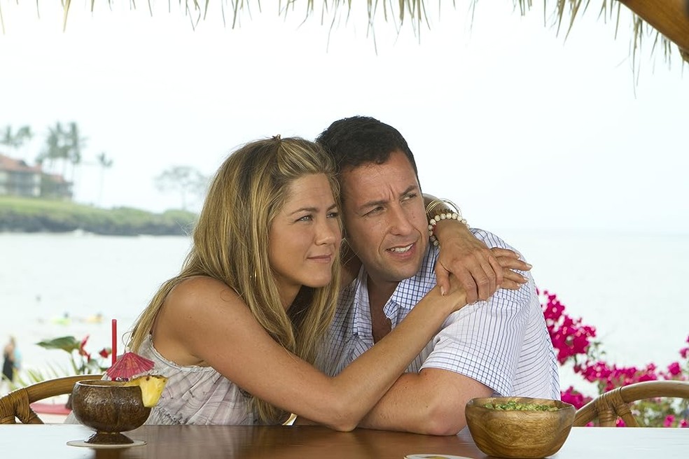 Esposa de Mentirinha traz Jennifer Aniston e Adam Sandler como um casal improvável — Foto: Reprodução/IMDb