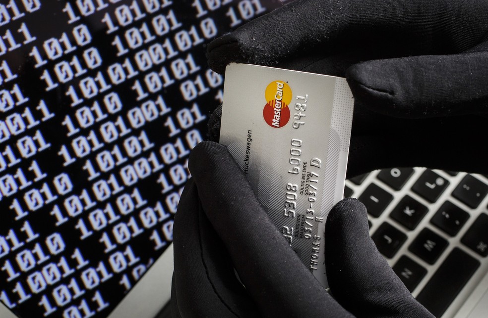 Criminosos podem ter acesso a informações pessoais, como dados de cartão de crédito, por meio da entrada de vírus no celular — Foto: Getty Images/Thomas Imo 