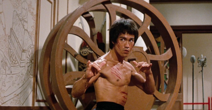 Em Operação Dragão (1973), além de atuar Bruce Lee também participa do roteiro