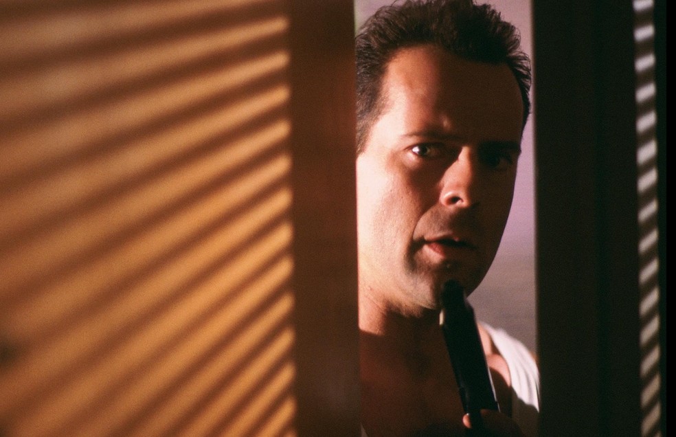 Duro de Matar é estrelado por Bruce Willis no papel do detetive John McClane — Foto: Divulgação/IMDb