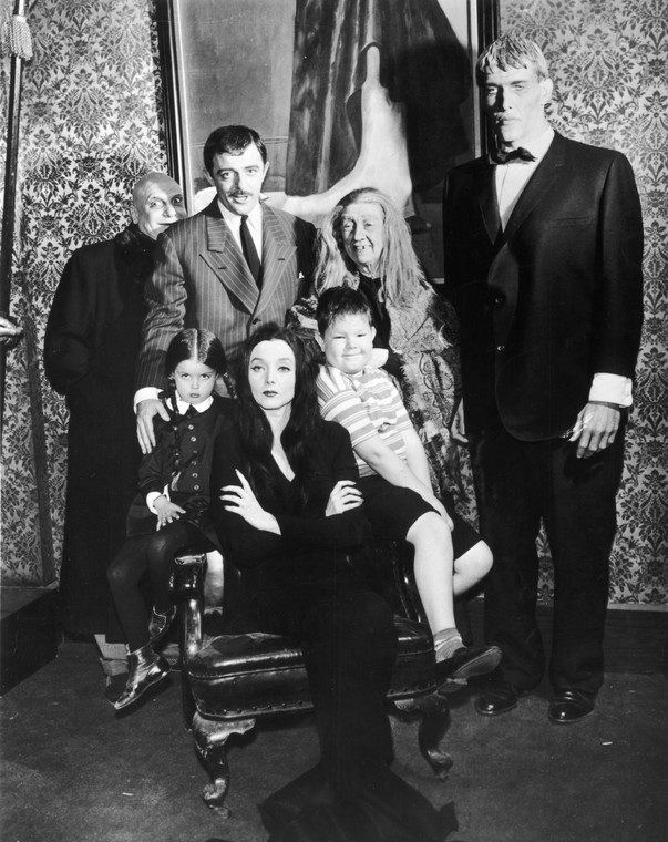 Elenco de A Família Addams de 1964, com Lisa Loring como Wandinha. A série está disponível no catálogo da Amazon Prime Video, para assinantes Premium — Foto: Reprodução/IMDb