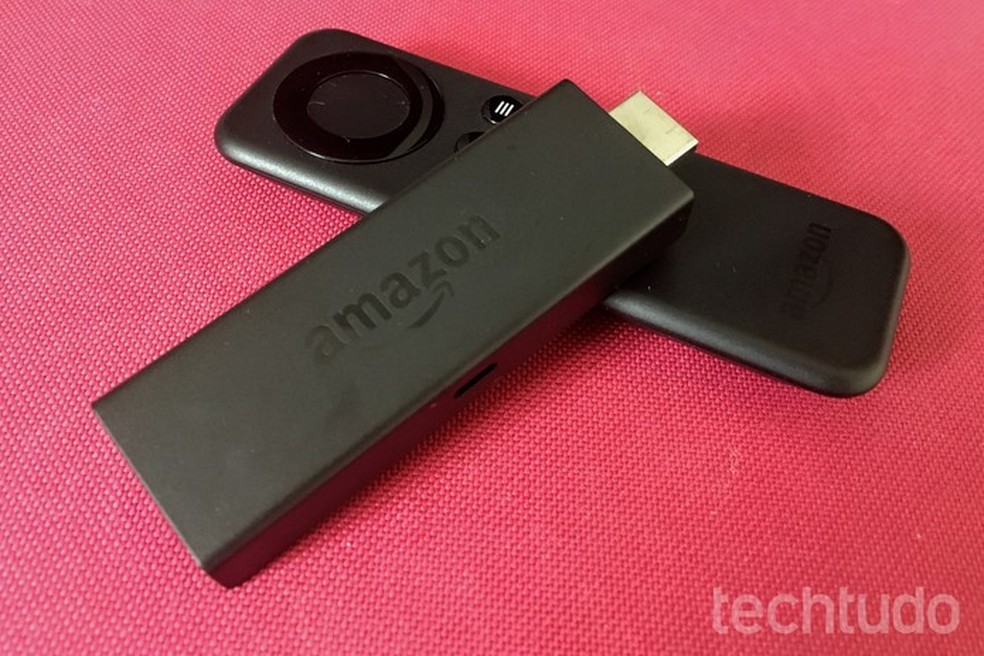 Amazon Fire Stick, concorrente do Chromecast, transforma TV comum em smart — Foto: Isadora Díaz/TechTudo