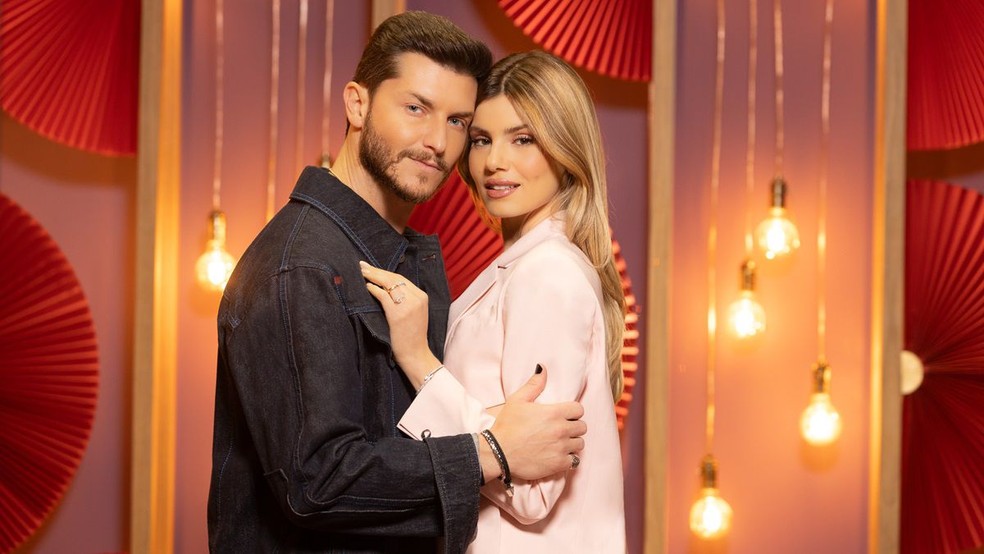 Quarta temporada de Casamento às Cegas Brasil é apresentada por Camila Queiroz e Klebber Toledo — Foto: Divulgação/Netflix