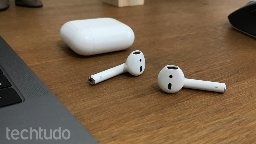 AirPods (2ª geração) apresenta estojo que armazena mais 24 horas de recarga — Foto: Thássius Veloso/TechTudo