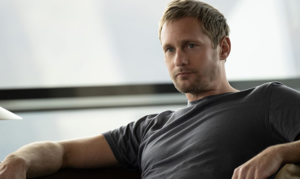 Alexander Skarsgard  está em Sr. e Sra Smith — Foto: Divulgação/IMDb