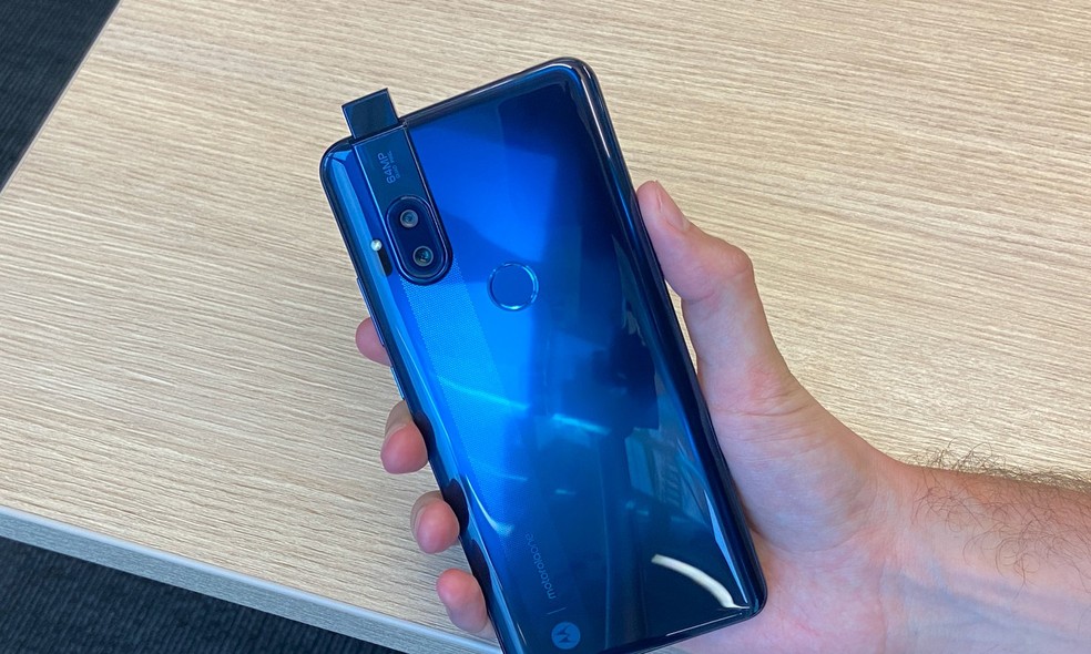 Espaço para câmera frontal do Motorola One Hyper — Foto: TechTudo