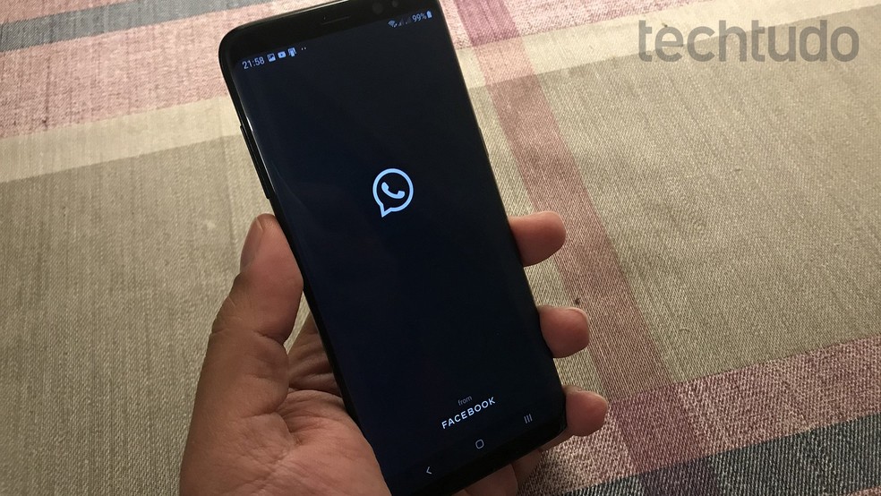 WhatsApp Beta ganha tela de abertura em modo escuro com marca do Facebook — Foto: Paulo Alves/TechTudo