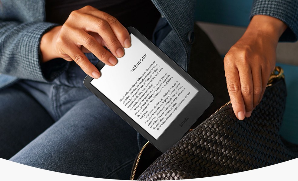 Novo Kindle lançado em 2022 está menor do que o seu antecessor — Foto: Reprodução/Amazon