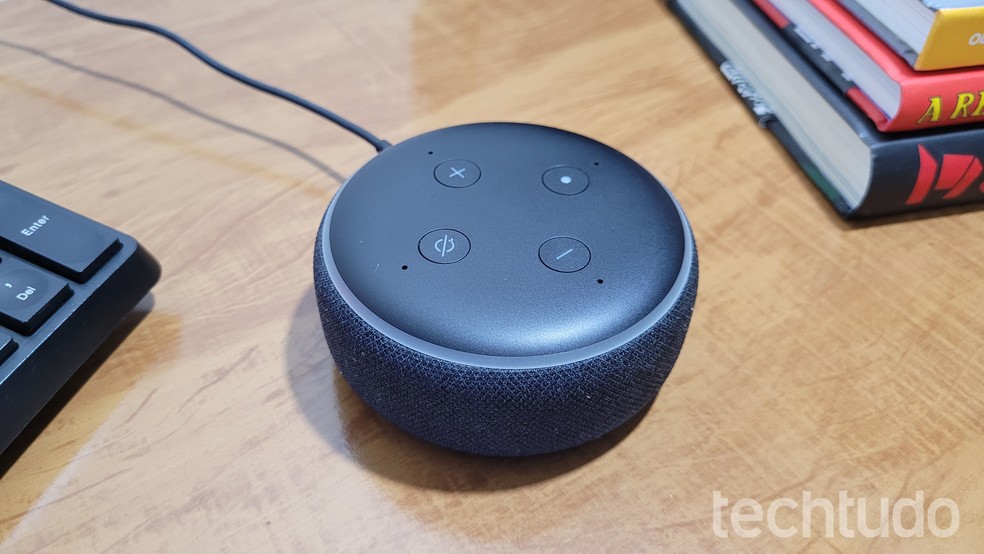 Echo Dot 3 é modelo de entrada dos smart speakers da Amazon — Foto: Lucas Santos/TechTudo