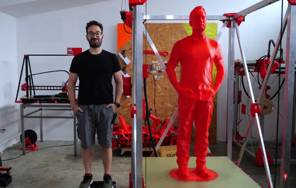Ivan Miranda, criador de conteúdo, desenvolveu uma cópia de si mesmo usando uma impressora 3D; veja — Foto: Reprodução/YouTube