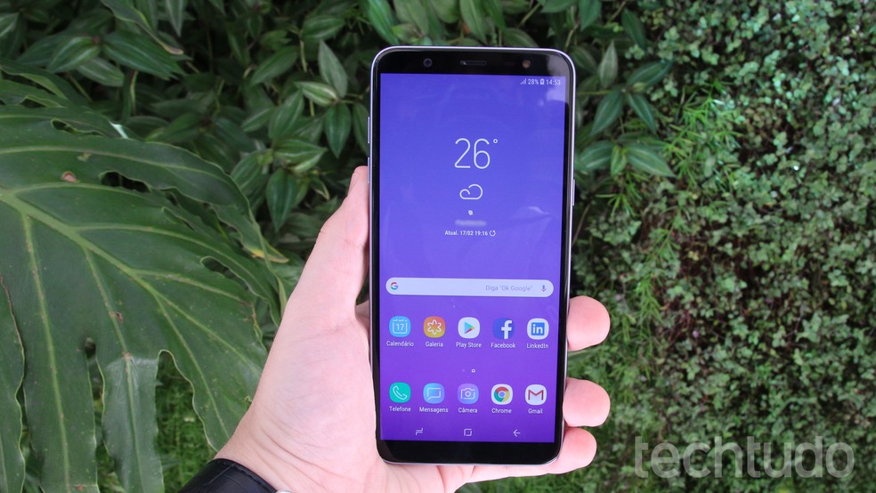 Galaxy J8 é o celular mais buscado de fevereiro — Foto: Bruno De Blasi/TechTudo