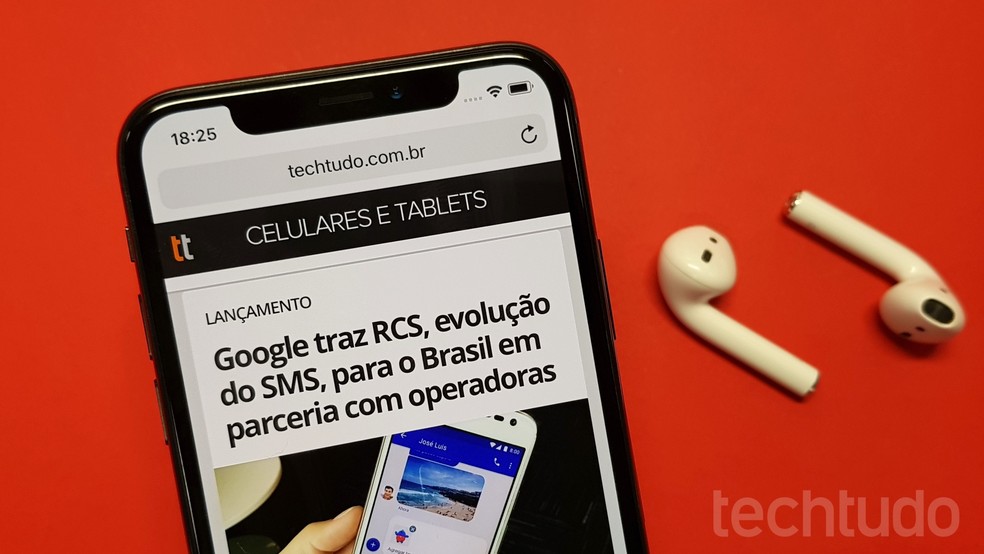 iPhone X traz recorte bem maior que do Essential Phone — Foto: Thássius Veloso/TechTudo