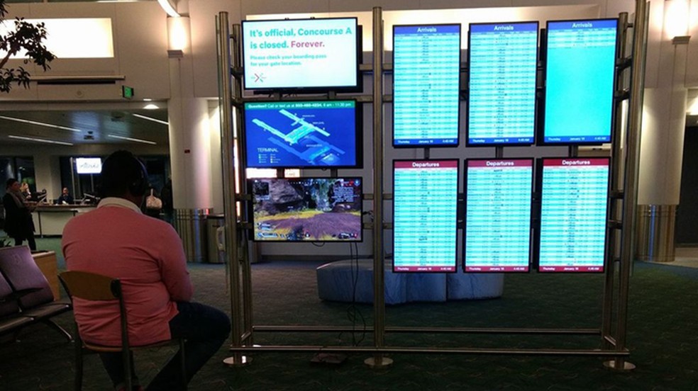 Homem instala seu PlayStation 4 em meio de aeroporto para jogar Apex Legends enquanto esperava por voo — Foto: Reprodução/The Oregonian