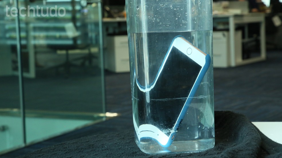 Além das quedas, aparelhos foram colocadas na água para testar resistência — Foto: Luciana Maline/TechTudo