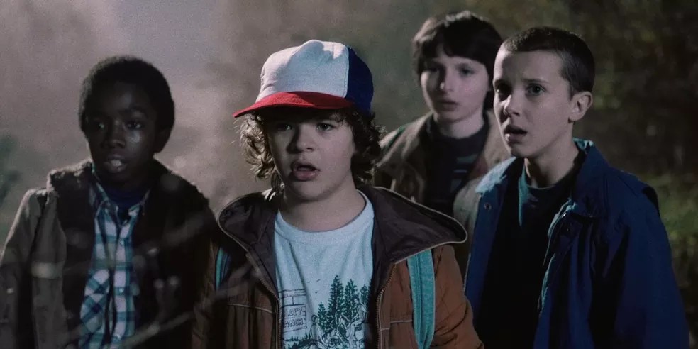 Os personagens Lucas, Dustin, Mike e Eleven durante a primeira temporada de Stranger Things — Foto: Divulgação/Netflix