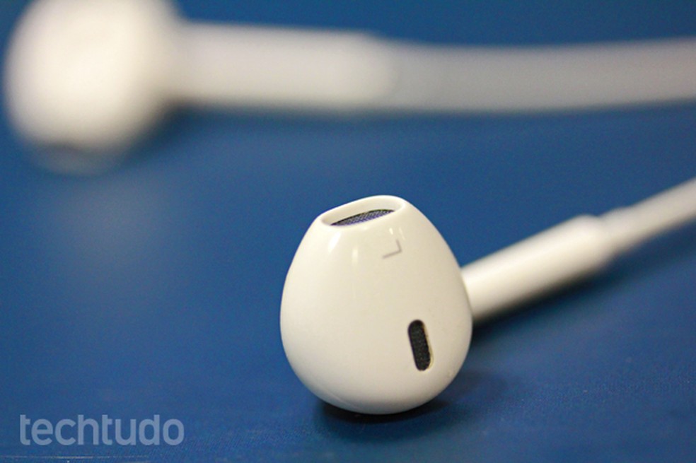 Apple EarPods é um modelo do tipo auricular — Foto: Marlon Câmara/TechTudo