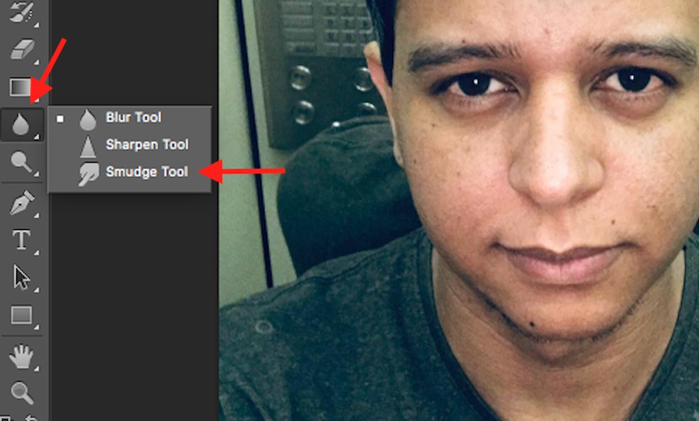 Ação para ativar a ferramenta Smudge Tool no Photoshop para borrar pessoas e objetos — Foto: Reprodução/Marvin Costa