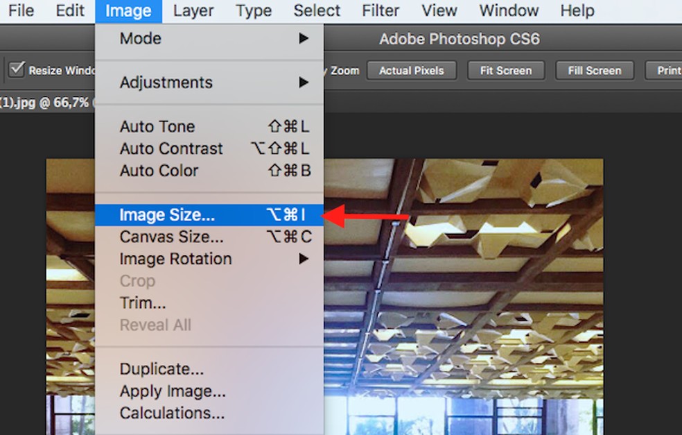 Ação para acessar a ferramenta de redimensionamento de imagens do Adobe Photoshop — Foto: Reprodução/Marvin Costa