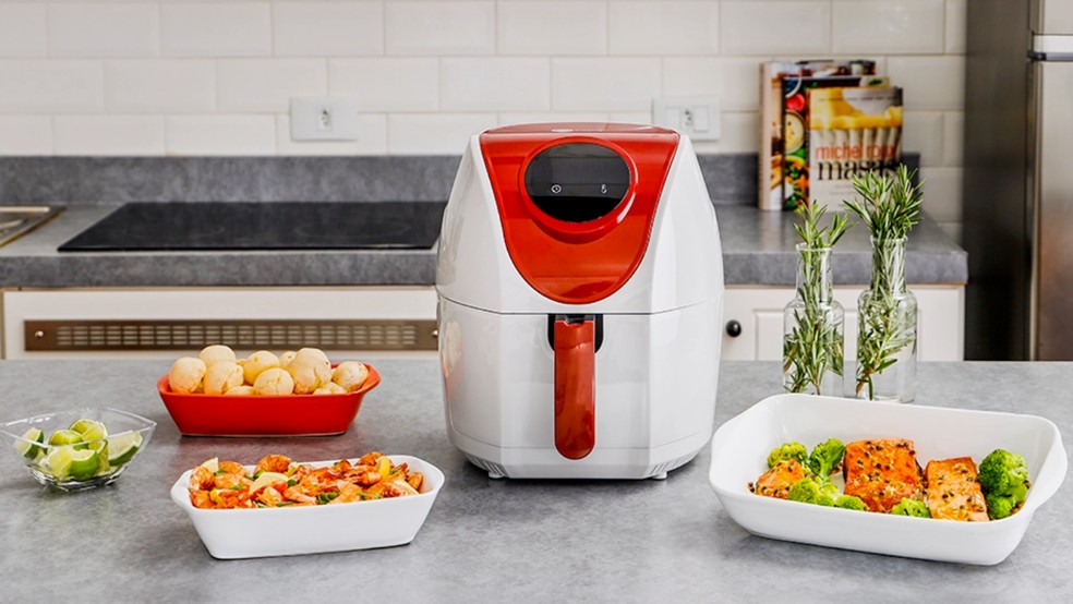 Saiba se pode usar aluminio ou forma de silicone na Air Fryer ao conferir o manual de instruções da fabricante do seu modelo; acessórios são populares para não deixar airfryer muito suja  — Foto: Reprodução