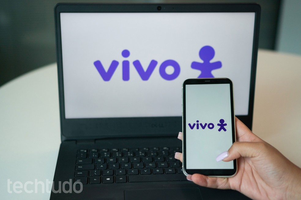 Logo da Vivo em celular e computador — Foto: Laura Storino/TechTudo