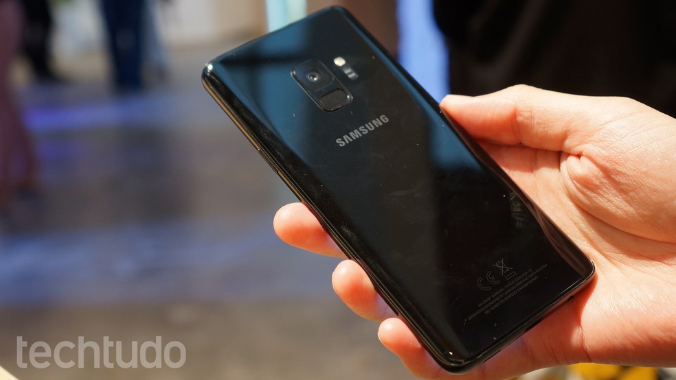 Galaxy S9 aceita dois chips físicos de operadora — Foto: Thássius Veloso/TechTudo