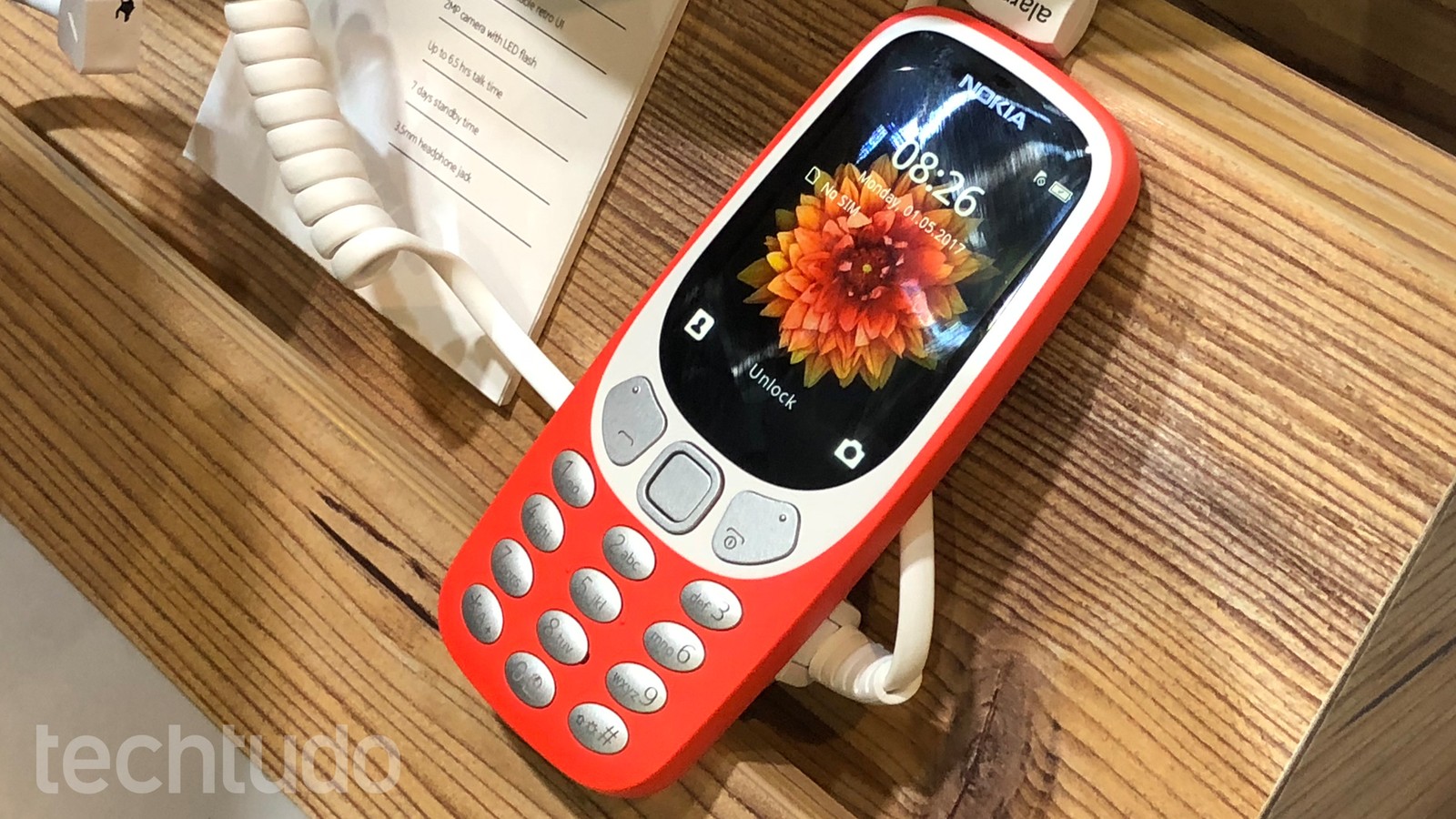 O Nokia 3310 ficou conhecido como “indestrutível”. Ele retornou ao mercado em 2017 com um visual um pouco diferente, tela maior, câmera e rede 2G . — Foto: Thássius Veloso/TechTudo