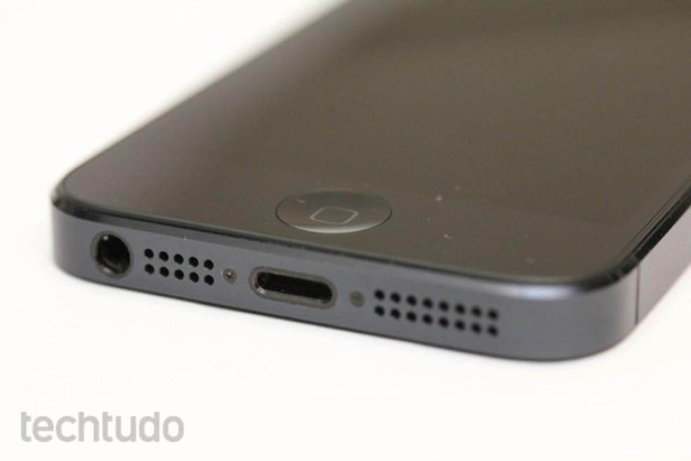 O iPhone 5 é o primeiro smartphone da Apple com o conector lightning (Foto: Allan Melo / TechTudo) — Foto: TechTudo