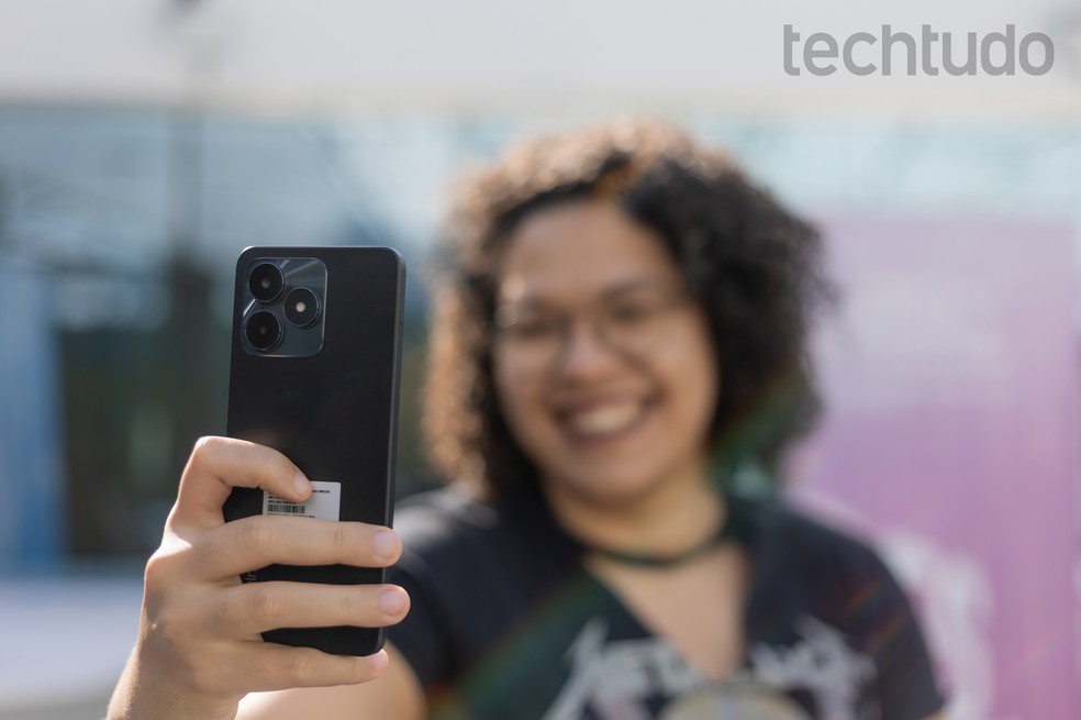 Mulher tirando selfie com celular Realme C53 — Foto: Mariana Saguias/TechTudo