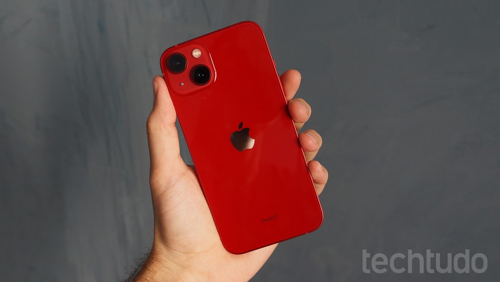 iPhone 13 vermelho — Foto: Thássius Veloso/TechTudo