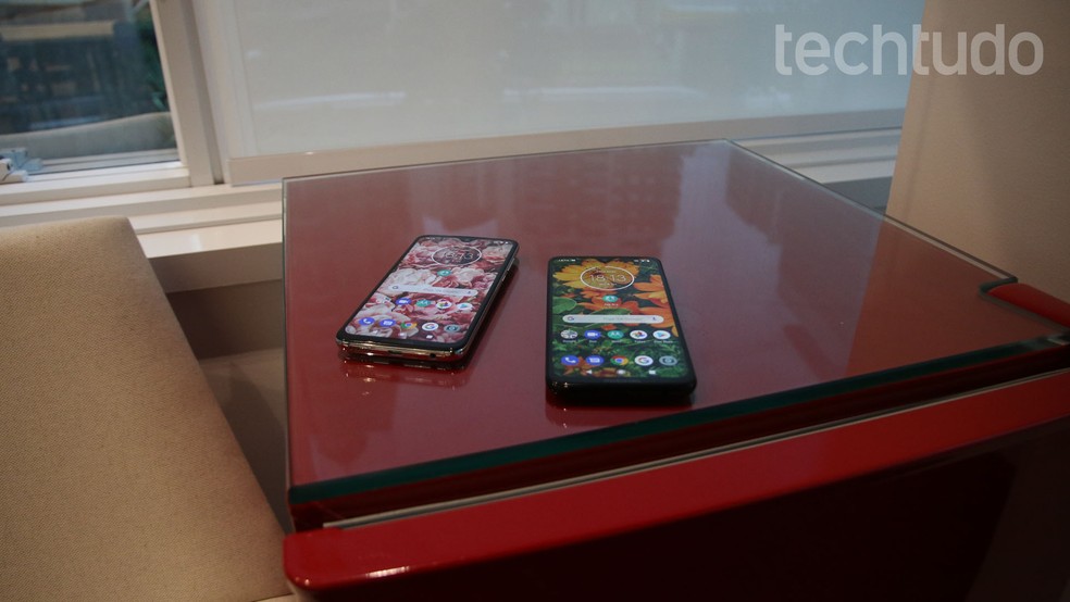 Moto G7 está disponível em preto e branco — Foto: Thássius Veloso/TechTudo