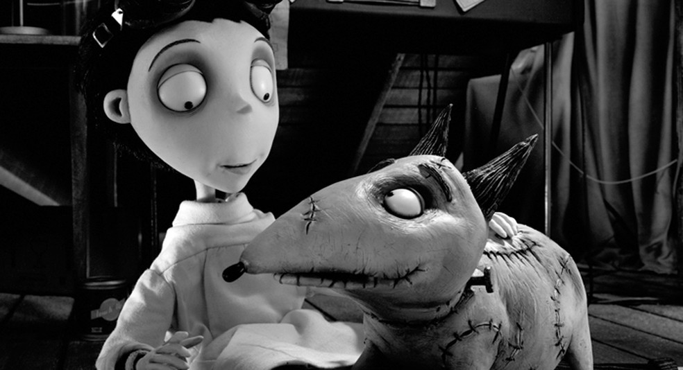 A amizade entre um menino e seu cachorro é explorada de forma sombria e mórbida em 'Frankenweenie' — Foto: Reprodução/Rotten Tomatoes