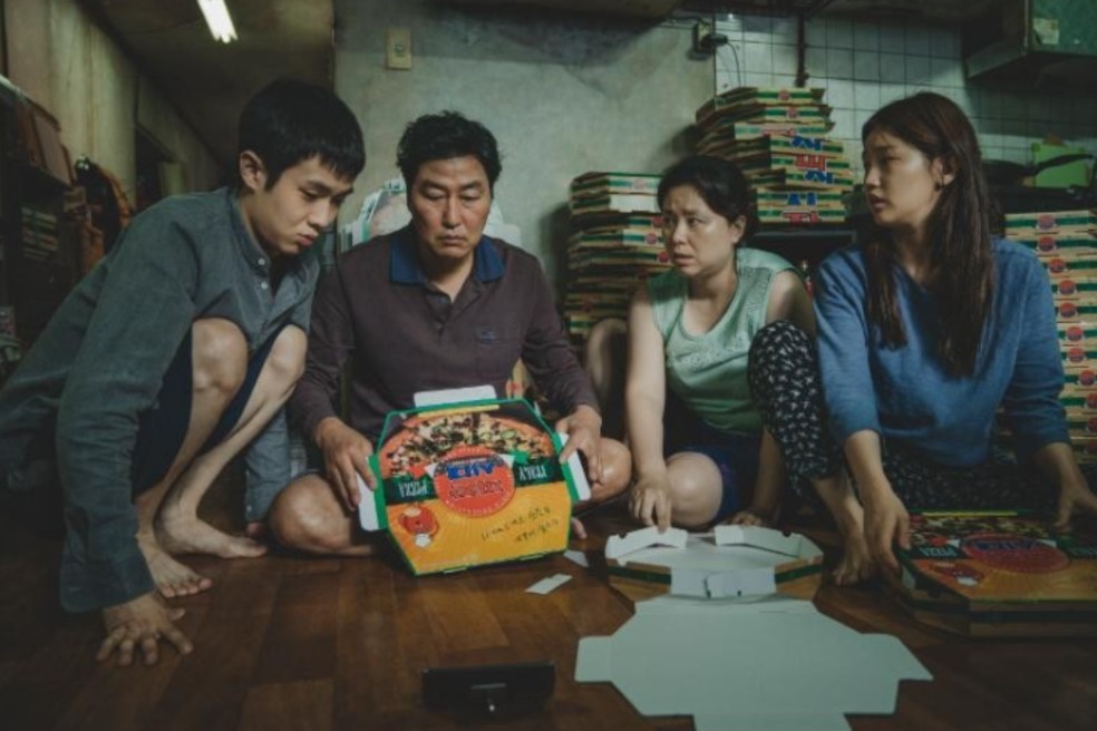 Filme aborda realidade de família desempregada e pobre sul-coreana que vive em porão apertado e sujo — Foto: Reprodução/Rotten Tomatoes