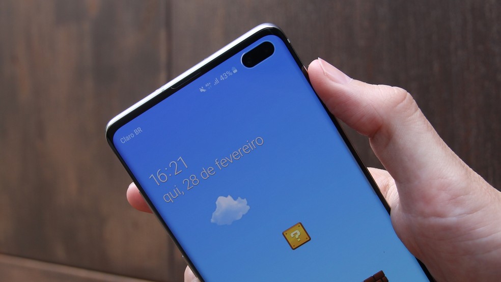 Mesmo o Galaxy S10 Plus, equipado com câmera dupla na dianteira, se mostrou passível de ser enganado — Foto: Thássius Veloso / TechTudo