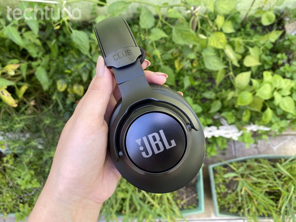 JBL CLUB 950NC apresenta cancelamento de ruído — Foto: Anna Kellen Bull/TechTudo