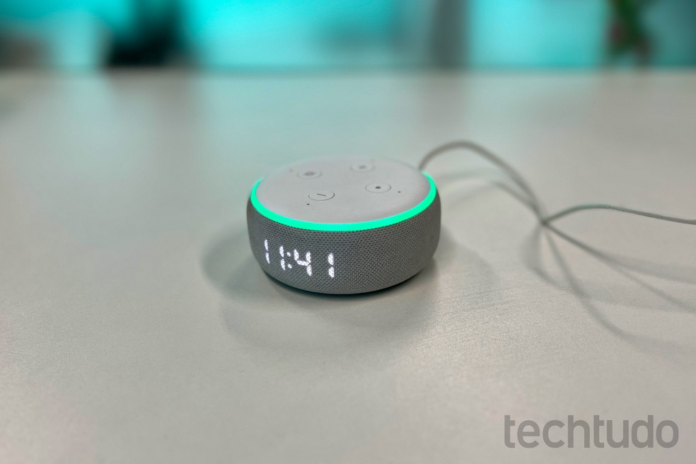 Luz verde na Alexa indica que a caixa Echo está recebendo uma chamada ou está em ligação — Foto: Rubens Achilles/TechTudo